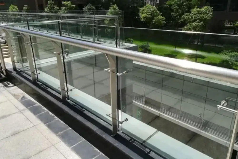 Pagar stanlis kaca tempred glass dan balkon
