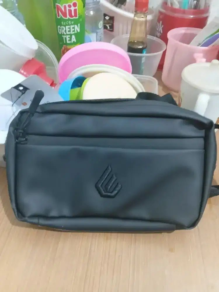 Dijual tas sling bag merk eliter dan elvis, masih baru grace