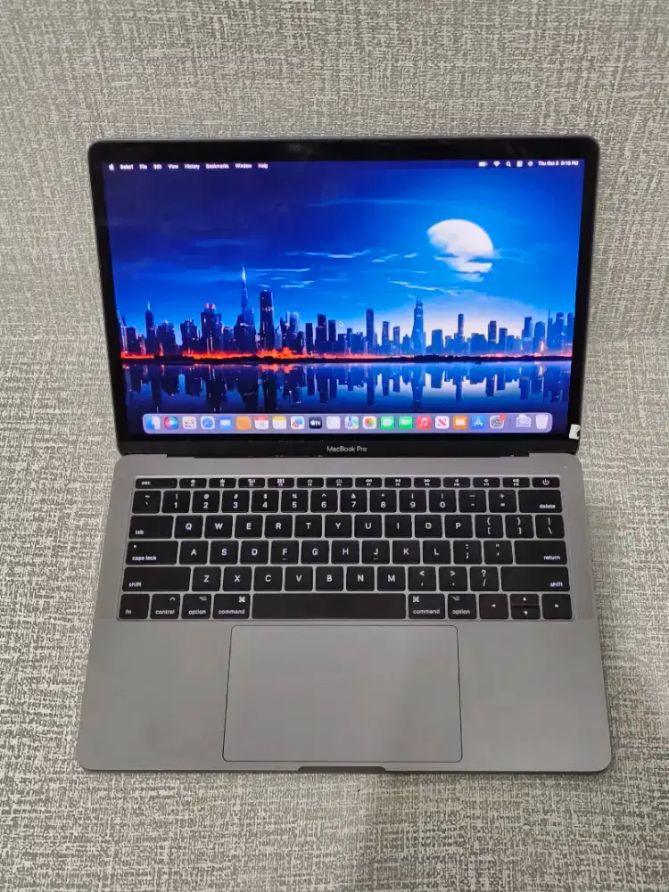 MacBook Pro Retina 13-inch 2017
Intel Core i5
Ram 8 GB
SSD 128 GB