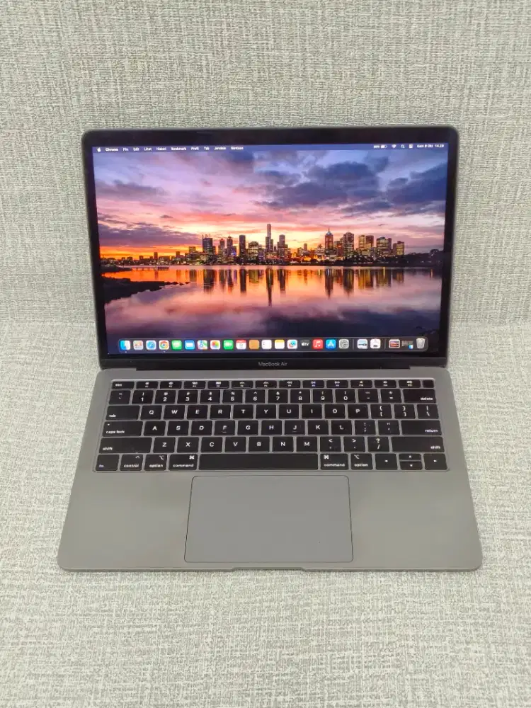 MacBook Pro Retina 13in 2019 TouchBar
Core i5
Ram 8 GB
SSD 128 GB
