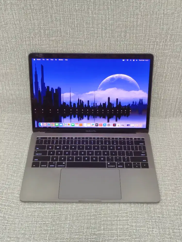 MacBook Pro Retina 13-inch 2017
Intel Core i5
Ram 16 GB
SSD 256 GB