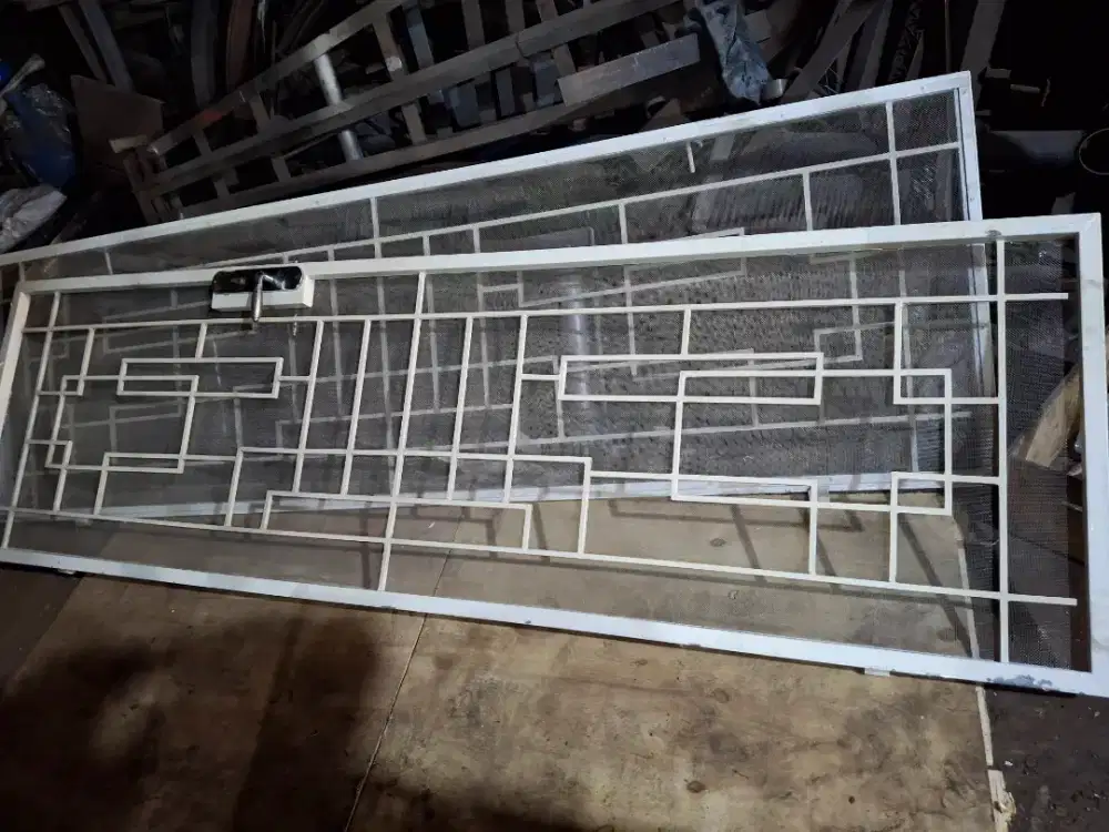 Pintu besi ukuran 70 cm x240 cm - 2 pcs.bekas kawat nyamuk