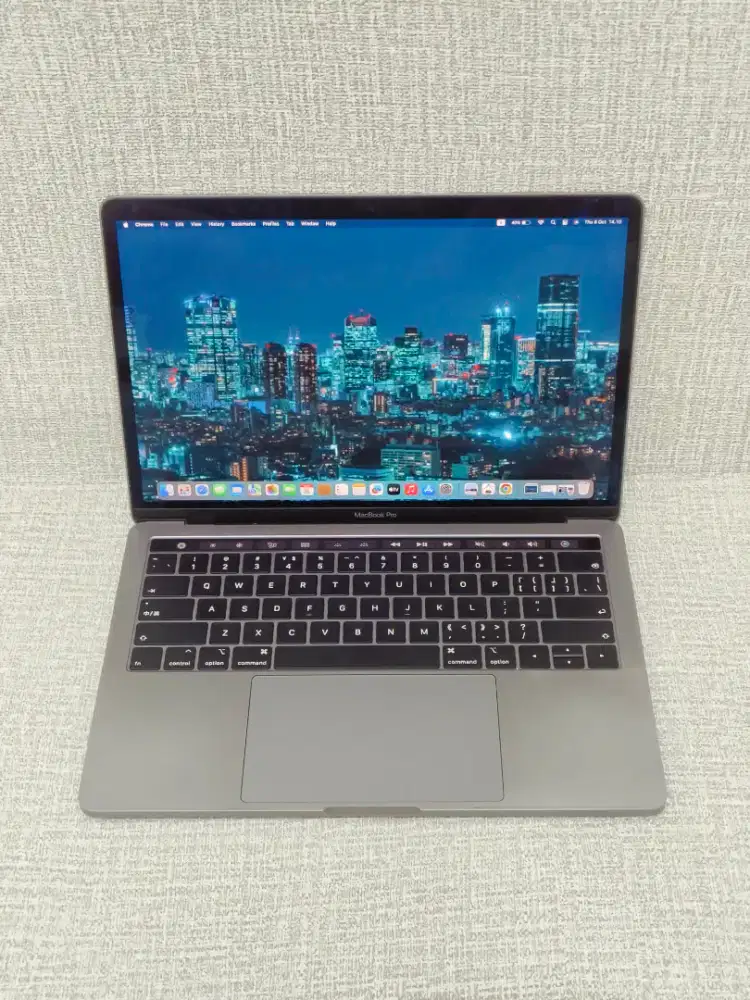 MacBook Pro retina 13in 2019 touchbar
Core i5 
Ram 8 GB
SSD 256 GB