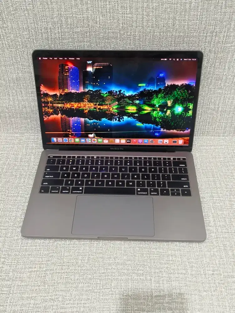 MacBook Pro Retina 13-inch, 2017
Intel Core i7
Ram 8 GB
SSD 256 GB