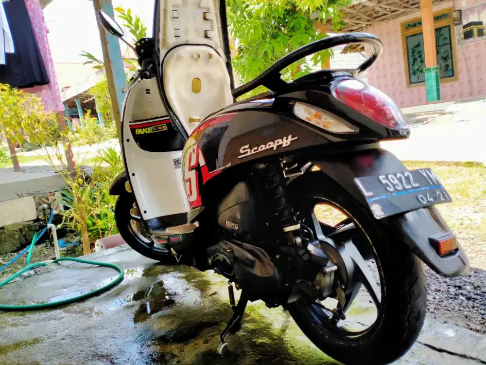 Scopy 2016 warna hitam