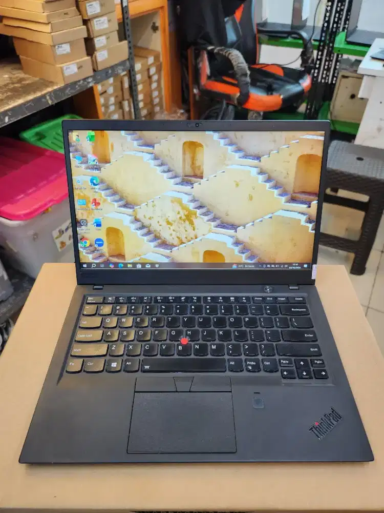 Jual laptop lenovo X1 carbon G6 core i7 ram 16 ssd 256 GB