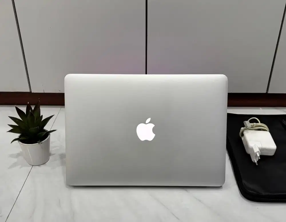 Macbook Air 13inc 2017 core i5 ram 8Gb ssd 128Gb