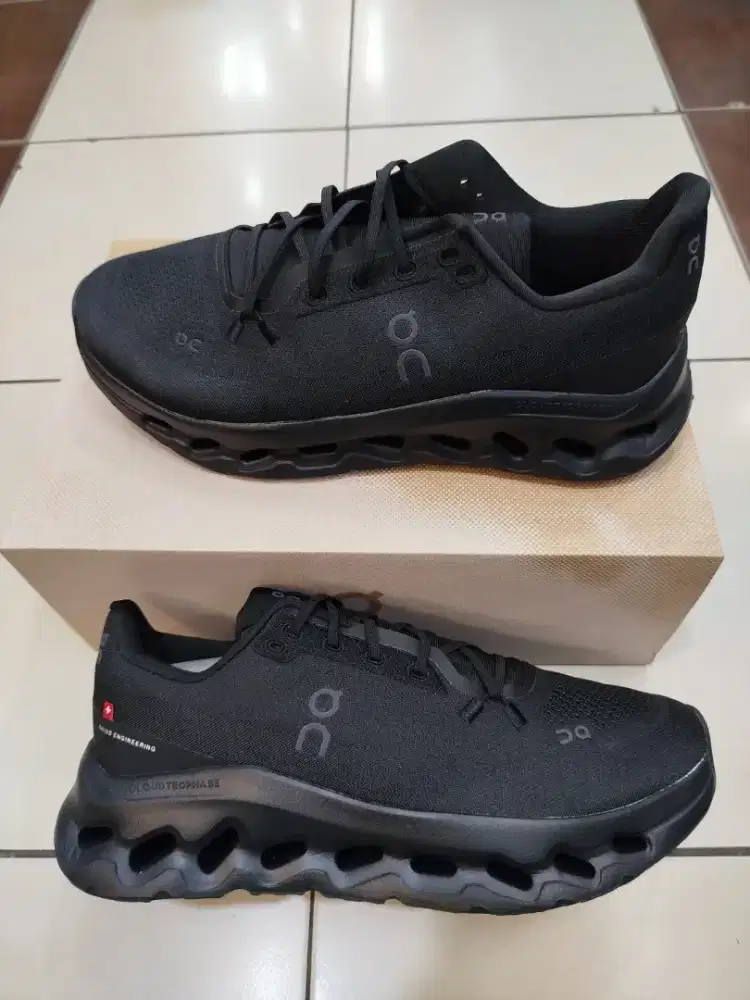 On Cloud Tilt  fullblack