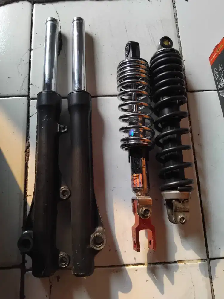 Di jual shock depan belakang ( belakang ada 2)