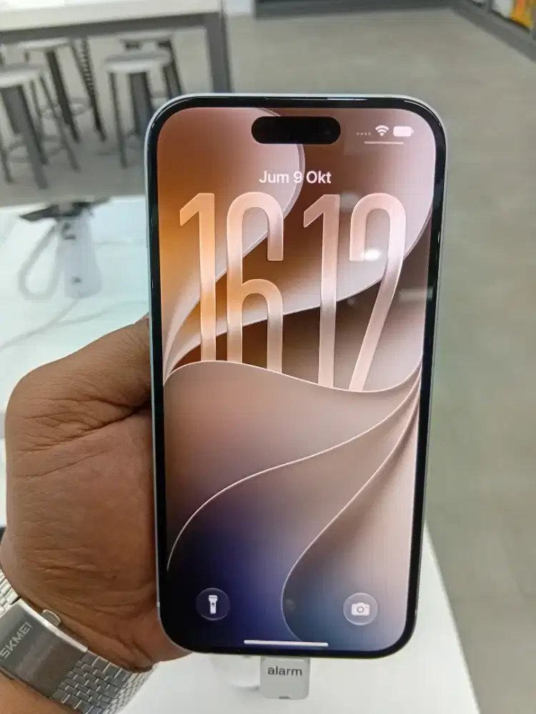WARGA TASIKMALAYA, SAATNYA PUNYA IPHONE 15