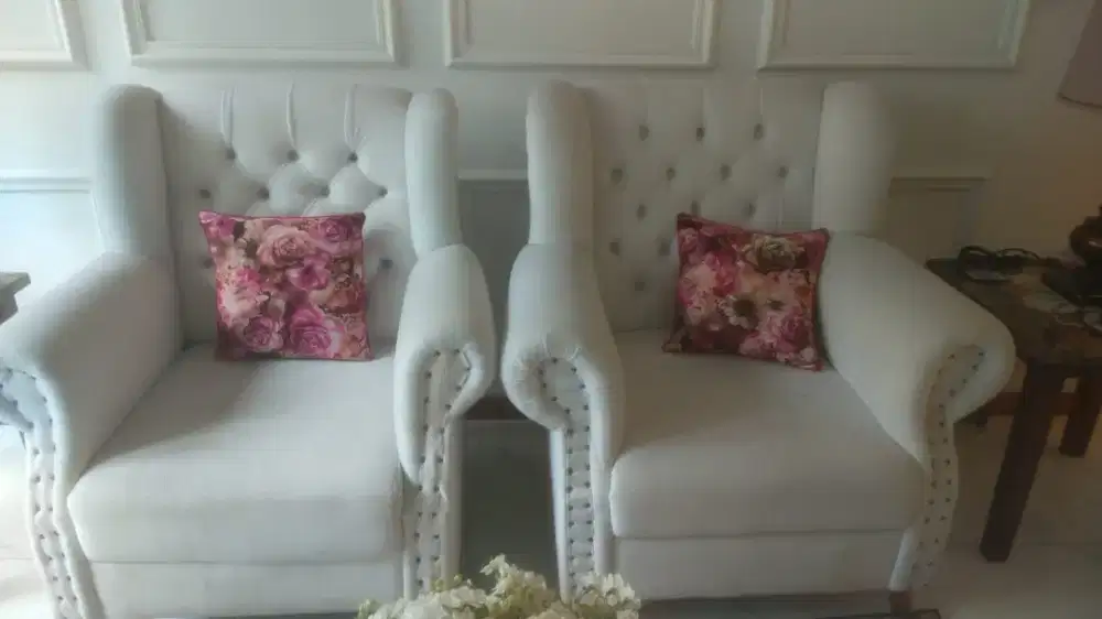 Dijual 2 Sofa Single Putih Elegan