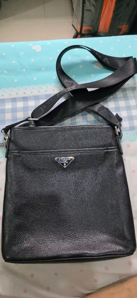 Di Jual Tas Pria Selempang Merk PRADA Original.