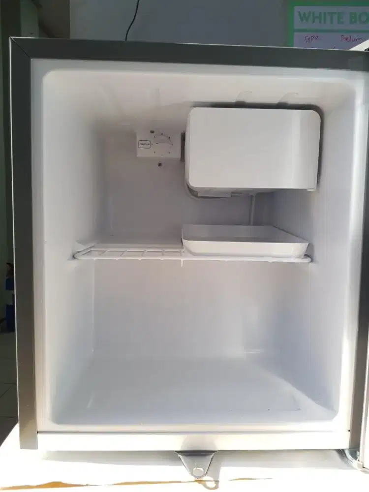 Kulkas Mini / Mini Bar GEA RS-06DR (Seken / Second Like New)