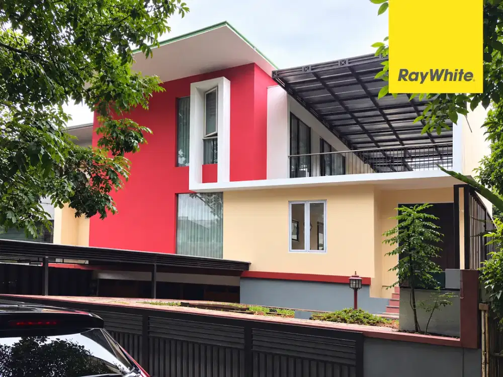 Rumah Dengan Kolam Renang di Mahogany Residence Cibubur