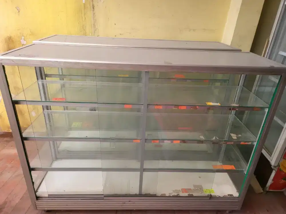 Etalase Kaca Bekas