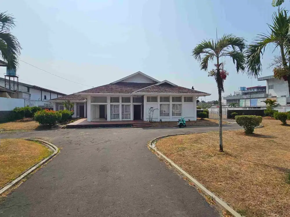 Rumah jalan raya srondol dekat tol banyumanik dan ada swalayan