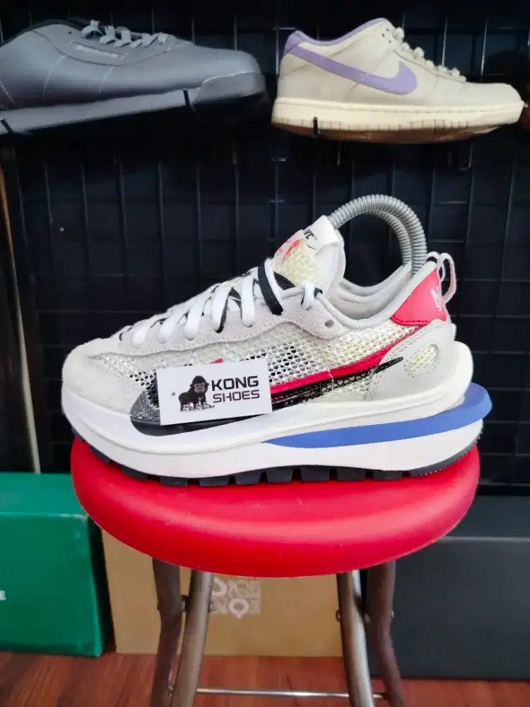 SEPATU SACAI X VAPOOR WOFFLE SAIL WHITE RED BLUE