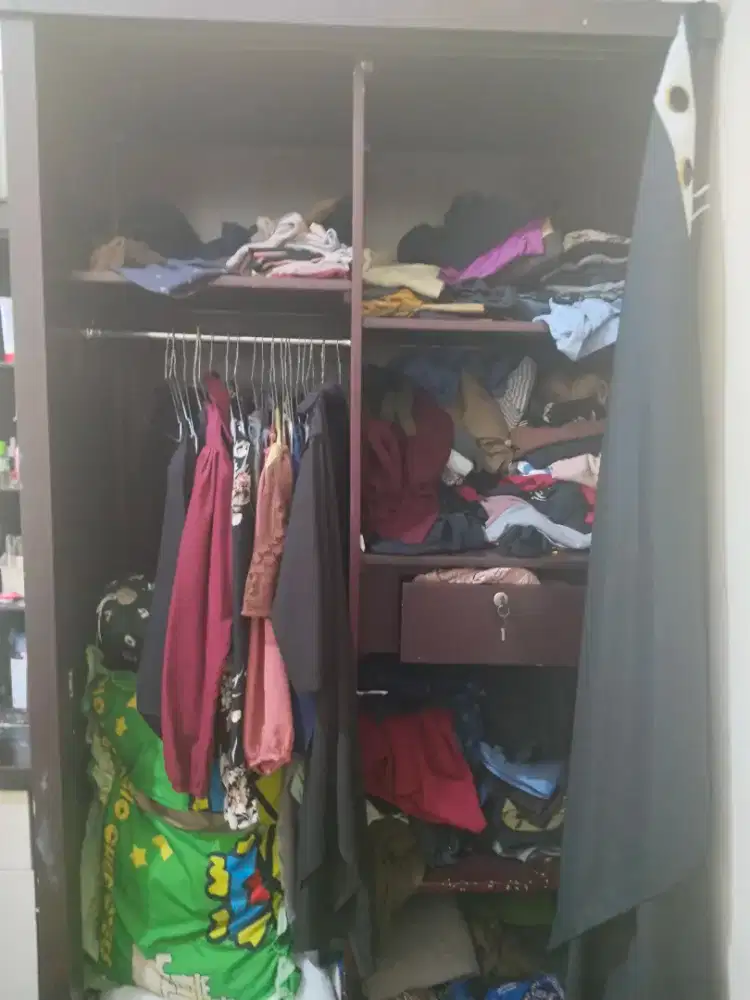 Lemari kayu tanpa pintu