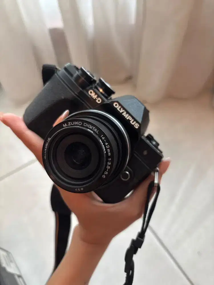 Olympus OM-D E-M10 Mark III + lensa Kit 14-42  EZ