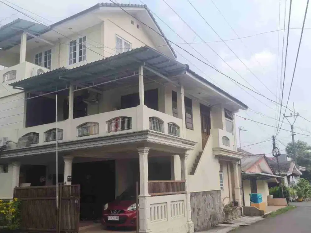 RUMAH 3 LANTAI POSISI HOOK SIAP HUNI