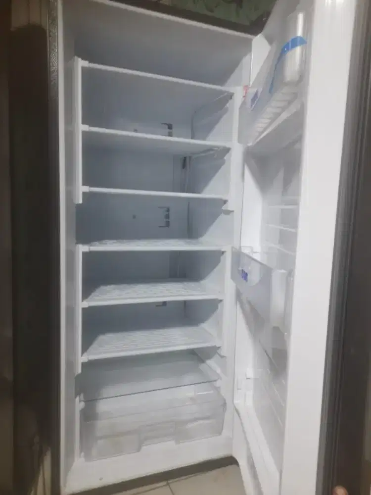 Freezer kulkas ukuran 6 rak merk SHARP