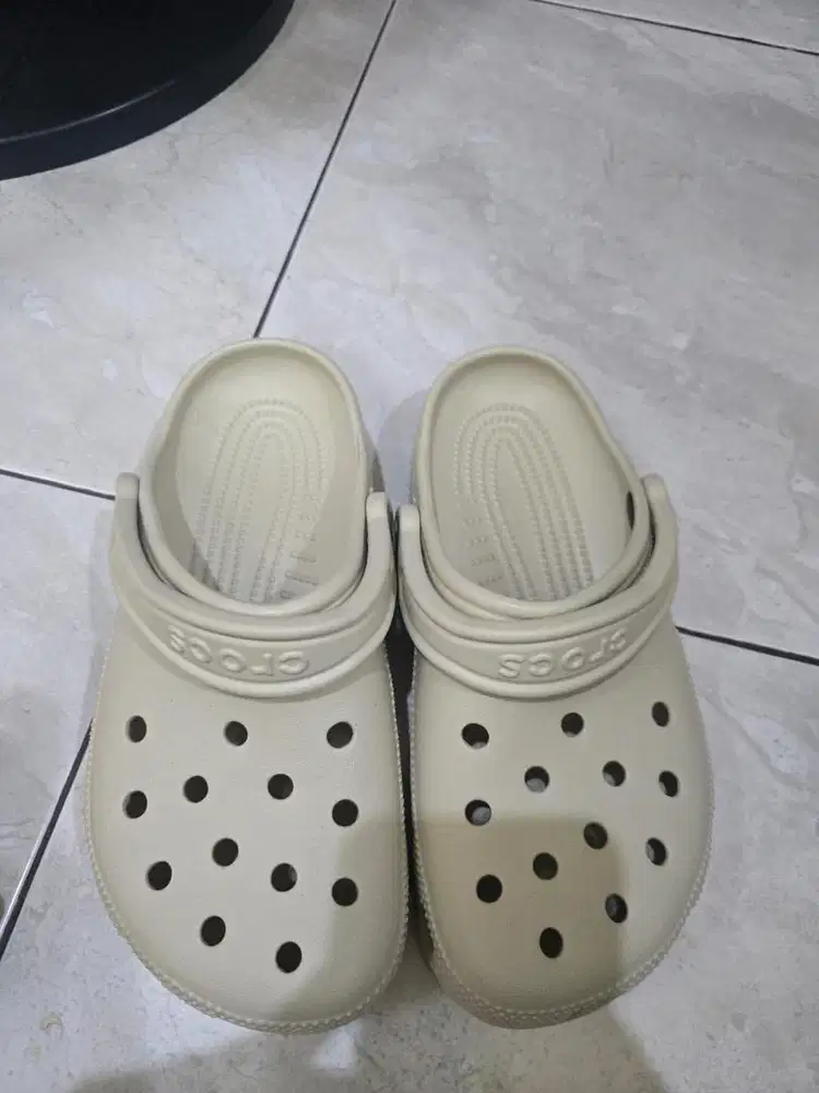 Sendal crocs warna cream