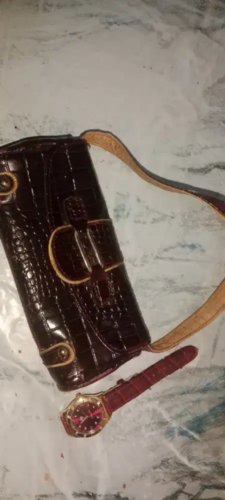 Tas kecil shopi Martin Luther dan jam tangan shopi Martin