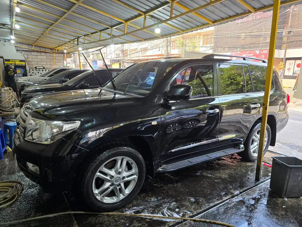 DIJUAL — TOYOTA LAND CRUISER VX 2010