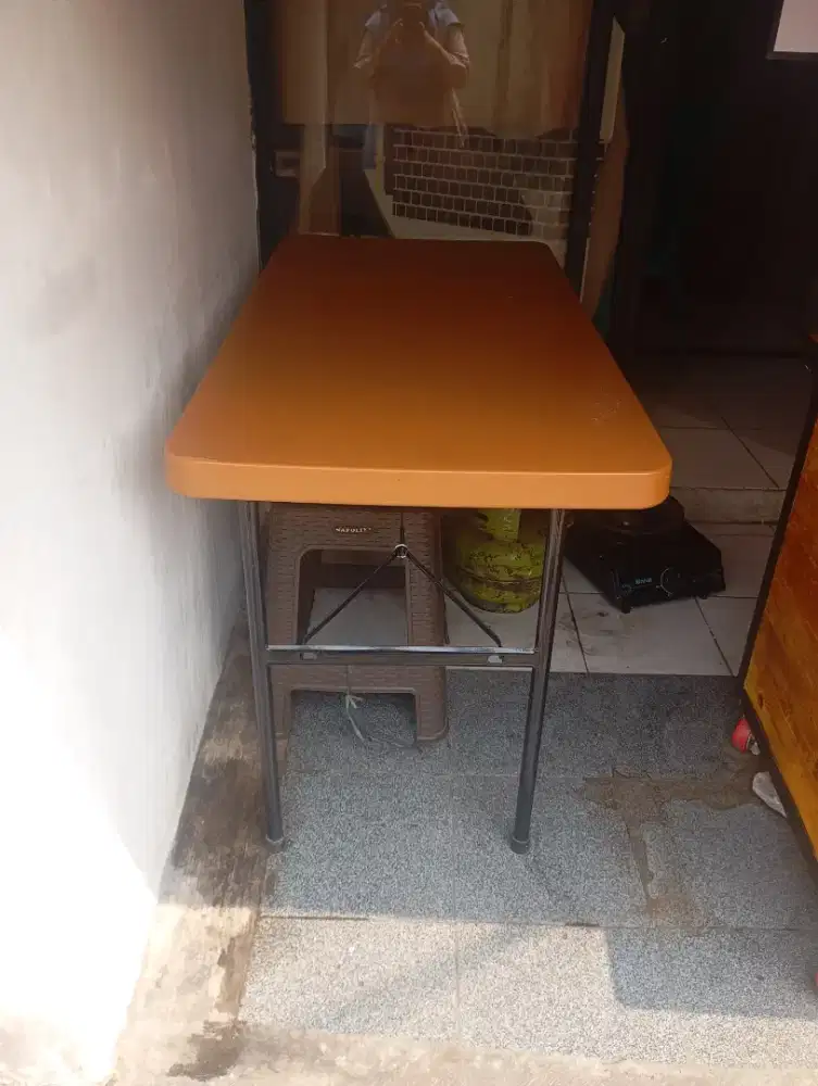Meja makan lipat