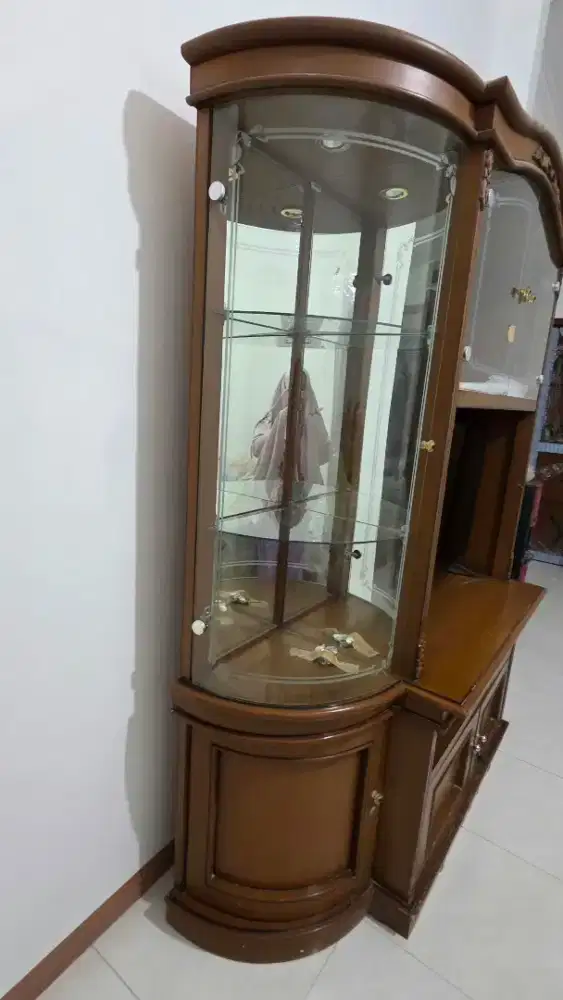 Lemari kayu pintu kaca