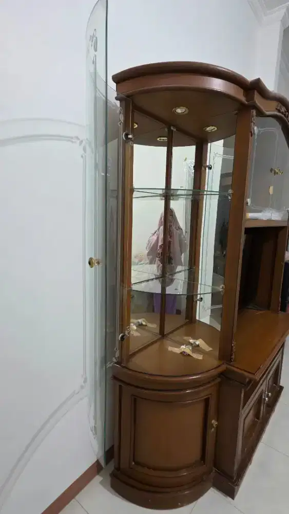 Lemari kayu pintu kaca