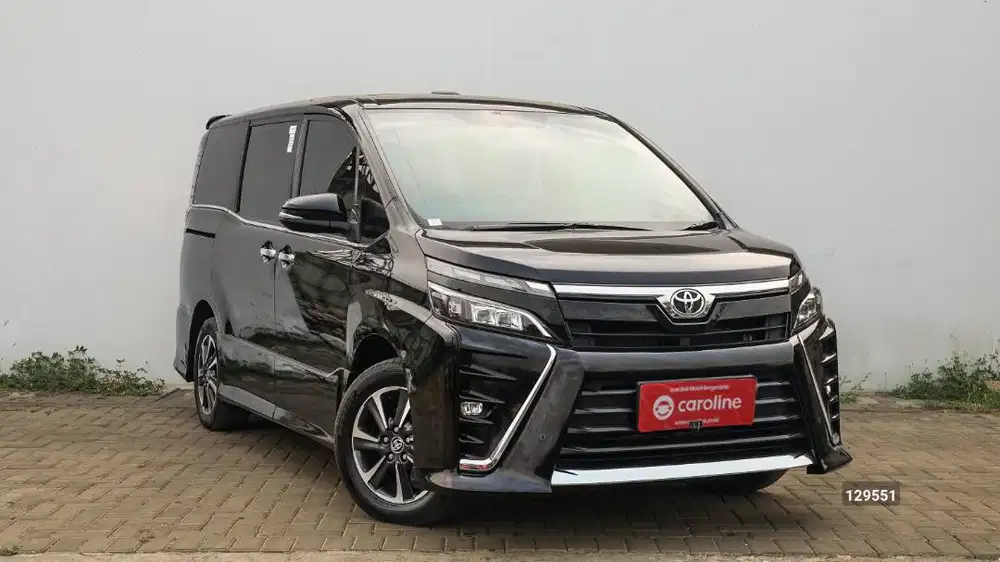 TOYOTA VOXY 2.0 AT 2021 HITAM
