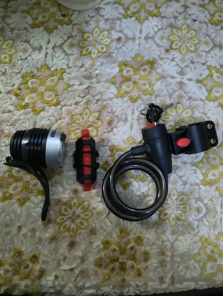 Lampu dan Kunci Sepeda