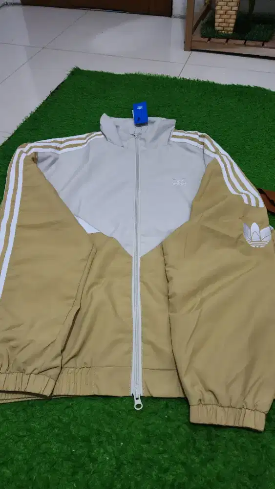 Jaket adidas warna cream size L