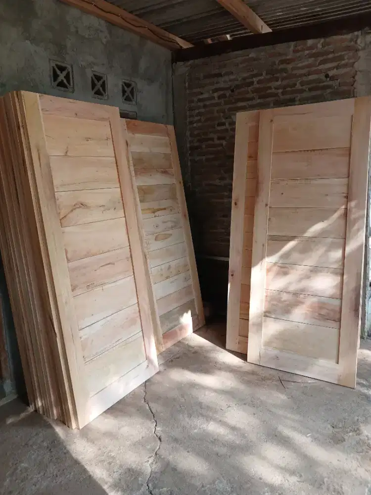Kusen dan pintu kayu mahoni