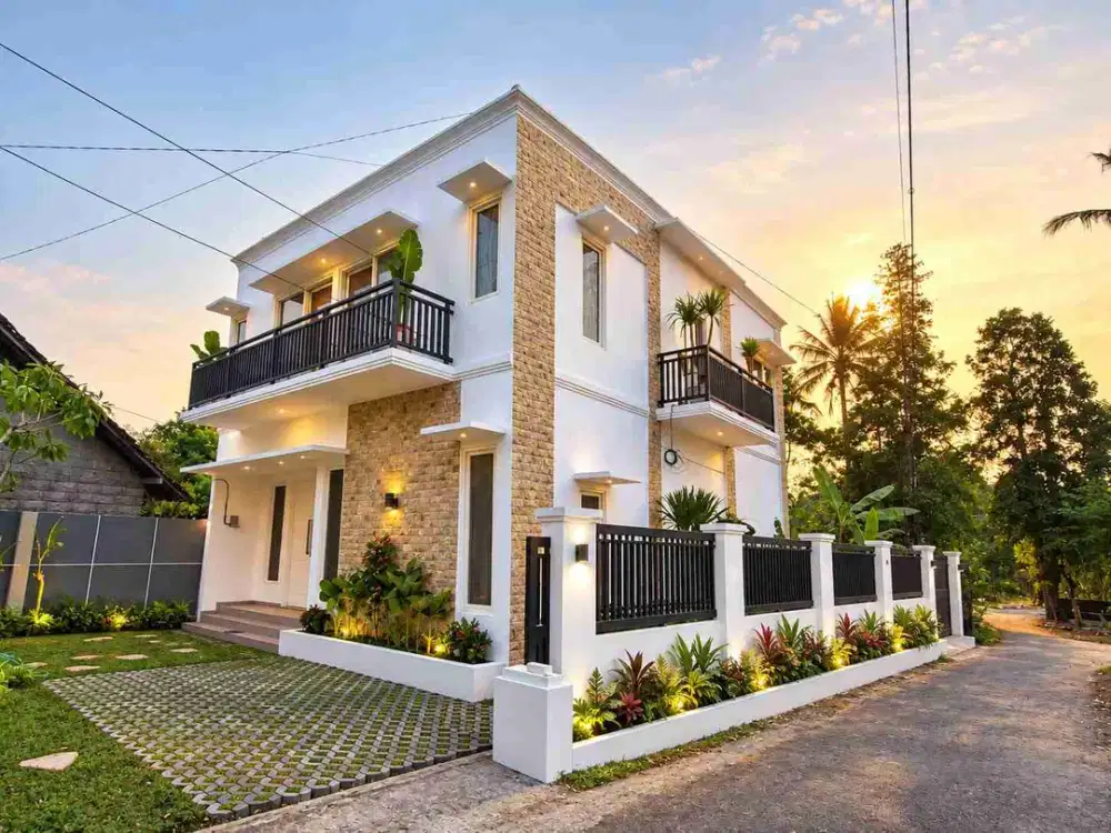 BU TURUN HARGA - Dijual Rumah Jogja 2 Lantai, Dekat Kampus UII Jalan Kaliurang,  ; Halaman Luas 4 mobil parkir
