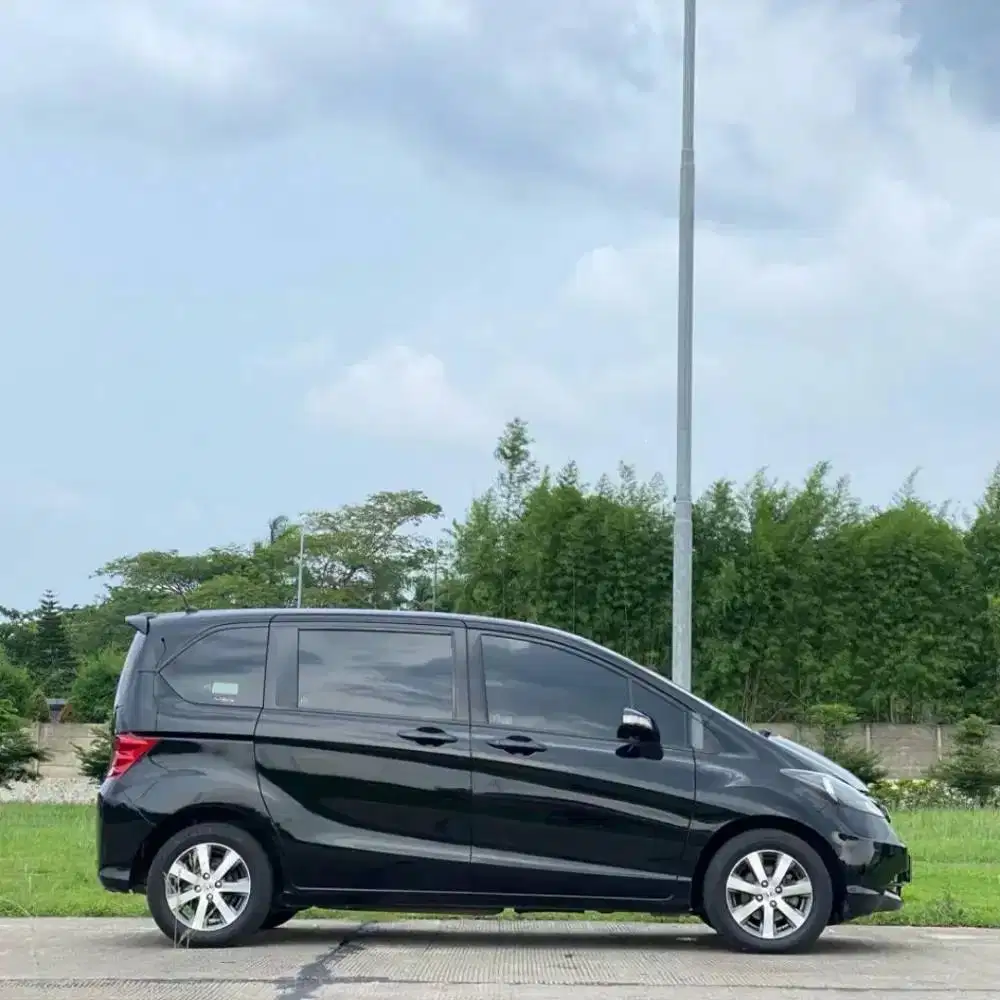 HONDA FREED E AT 2012