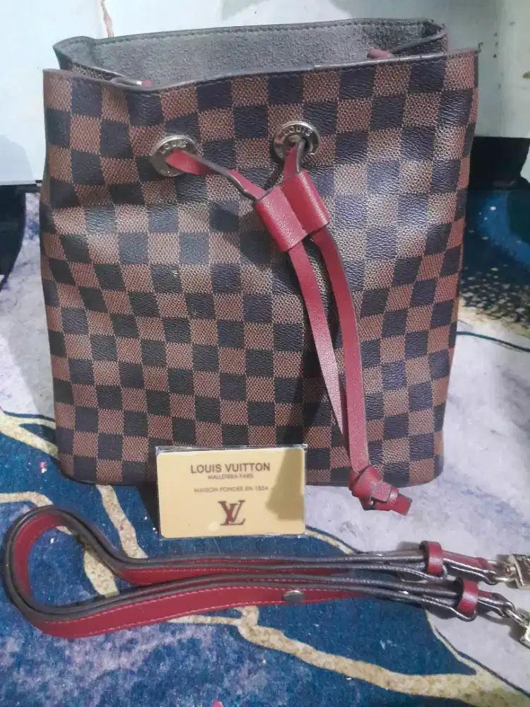 Tas LV ada tag label