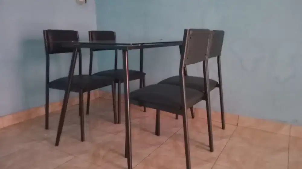 Meja makan kaca 4 kursi minimalis