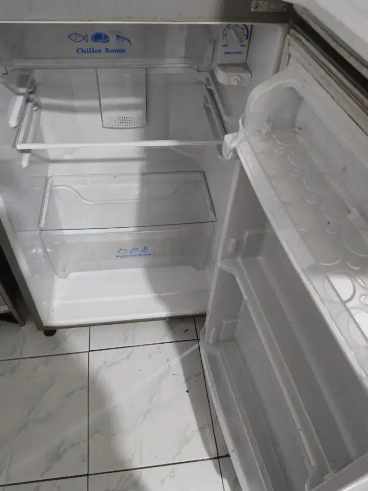 Kulkas 2pintu merk Aqua,mesin nyala minus ga dingin,jual apa adanya