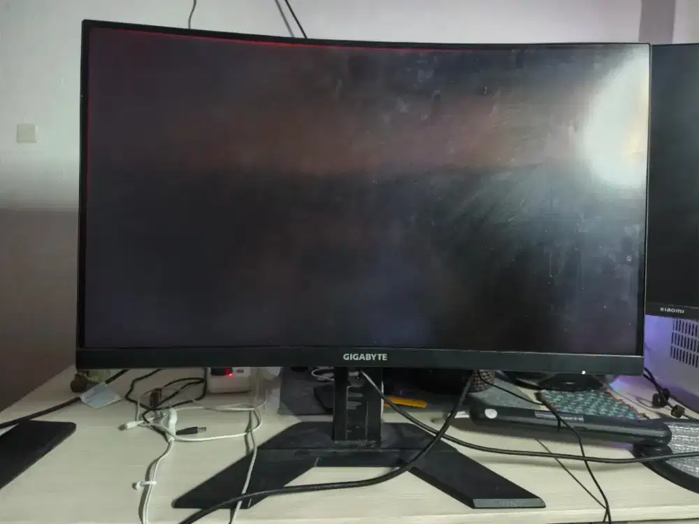 Monitor 27 curve 180hz Gigabyte layar minus hitam20