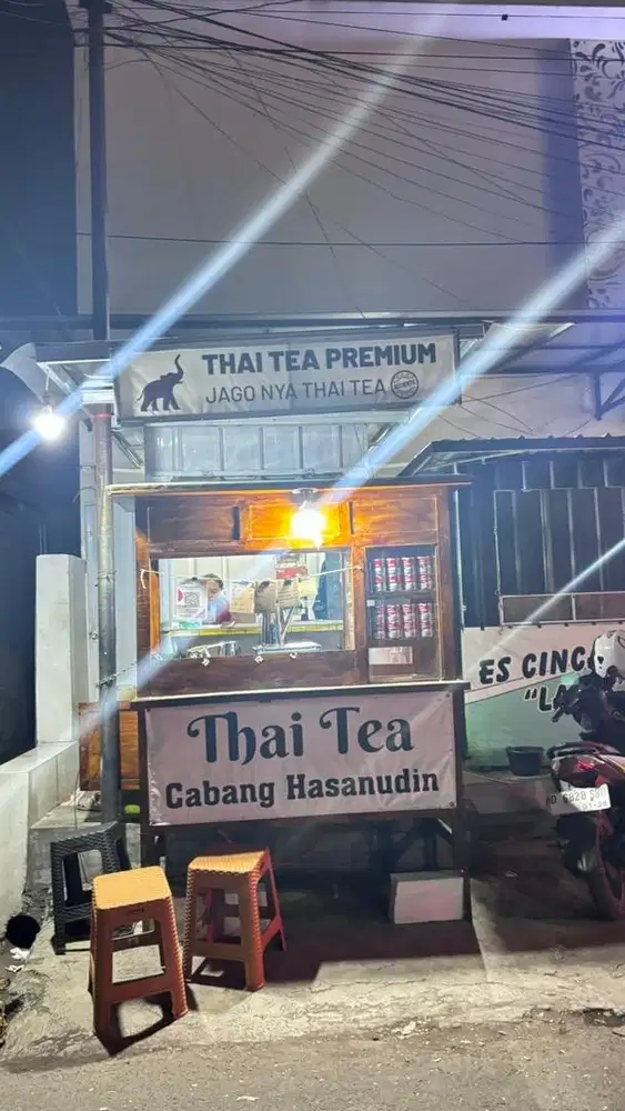 Pegawai Menjaga Outlet kaki lima