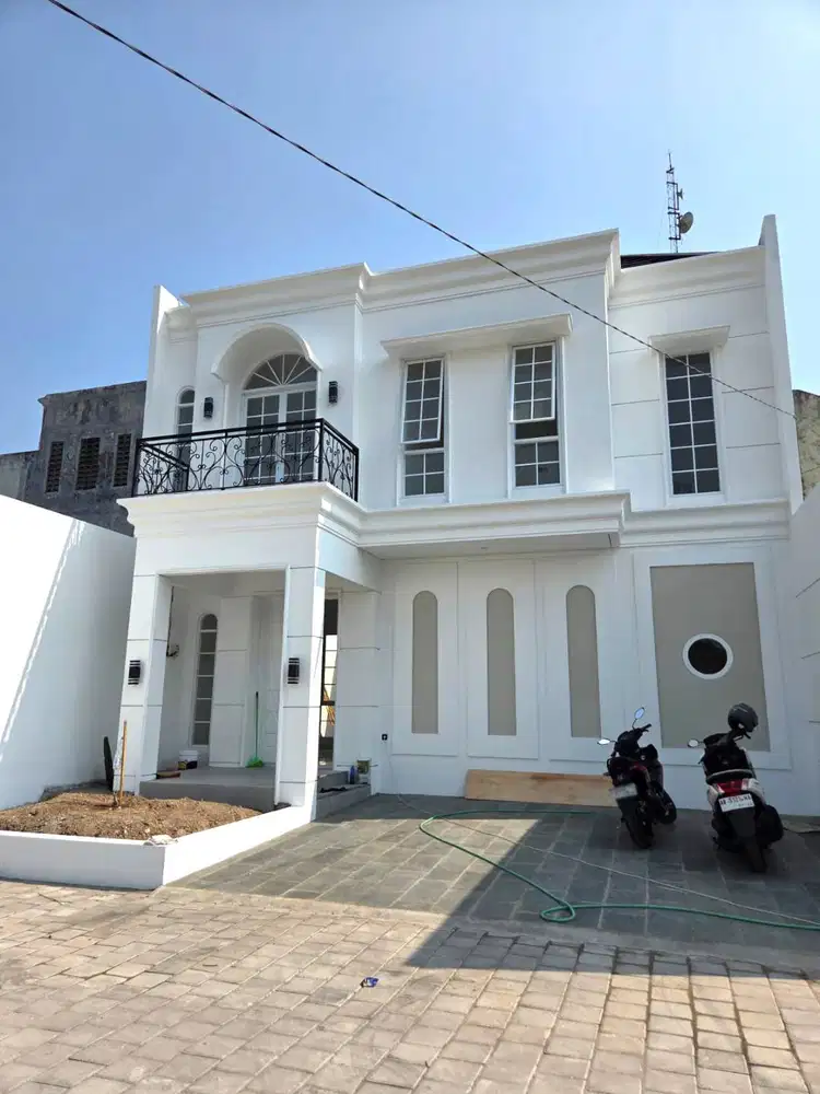 Rumah Baru Desain Klasik di Jalan Griya Taman Asri