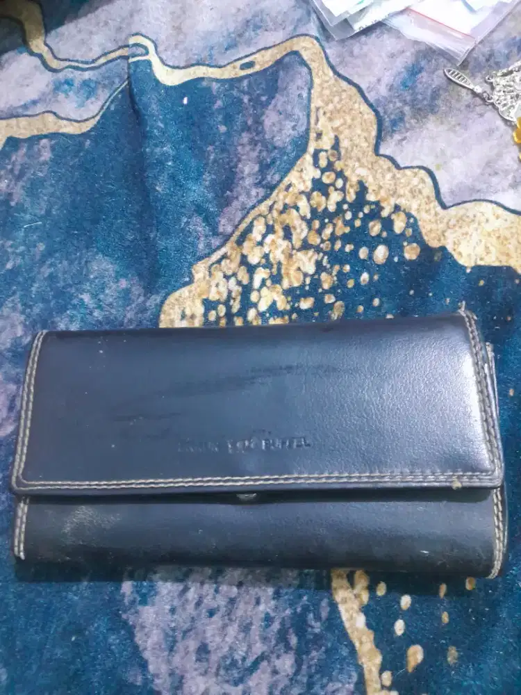 Dompet hitam polos