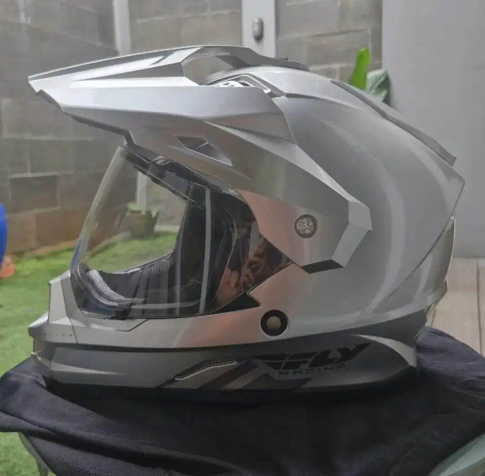 [RARE ITEM] Helm Fly Trekker