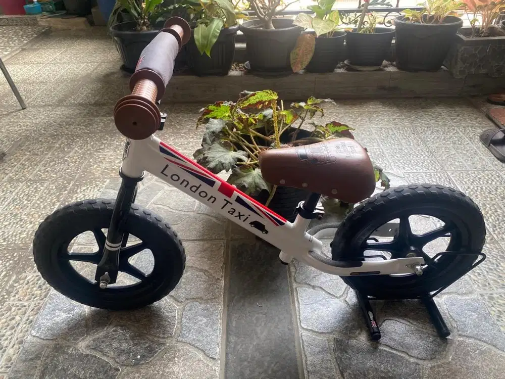 Balance bike / push bike london taxi putih