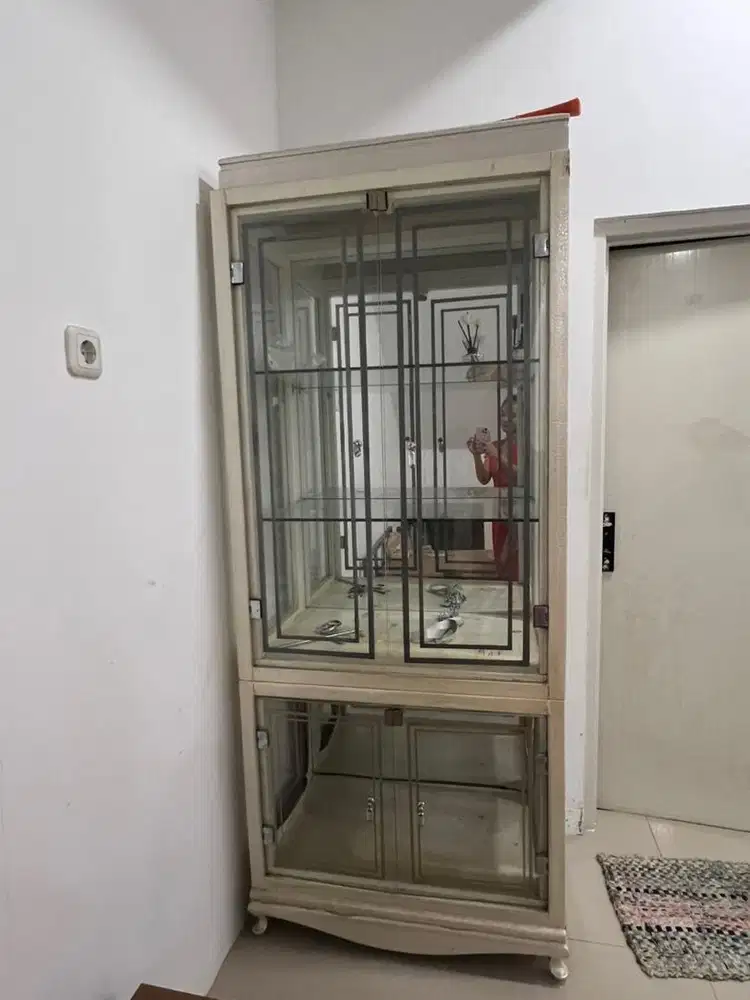Dijual lemari kaca bekas bisa NEGO