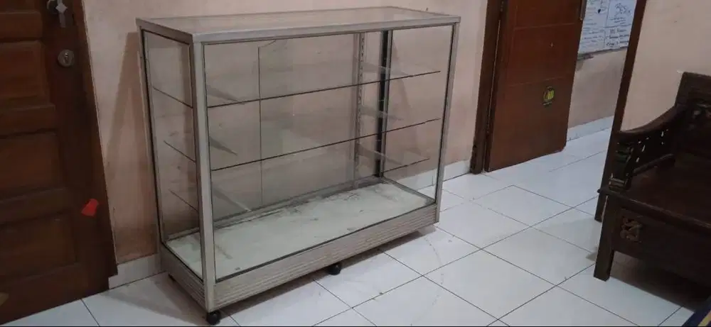 etalase 4 susun masih kokoh layak