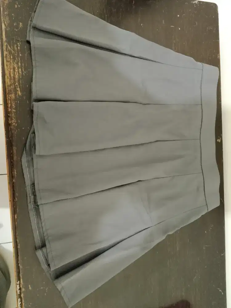 Rok mini lipit berwarna abu abu