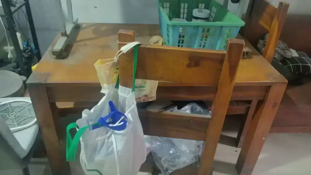 Meja makan,2 kursi, 1 bangku